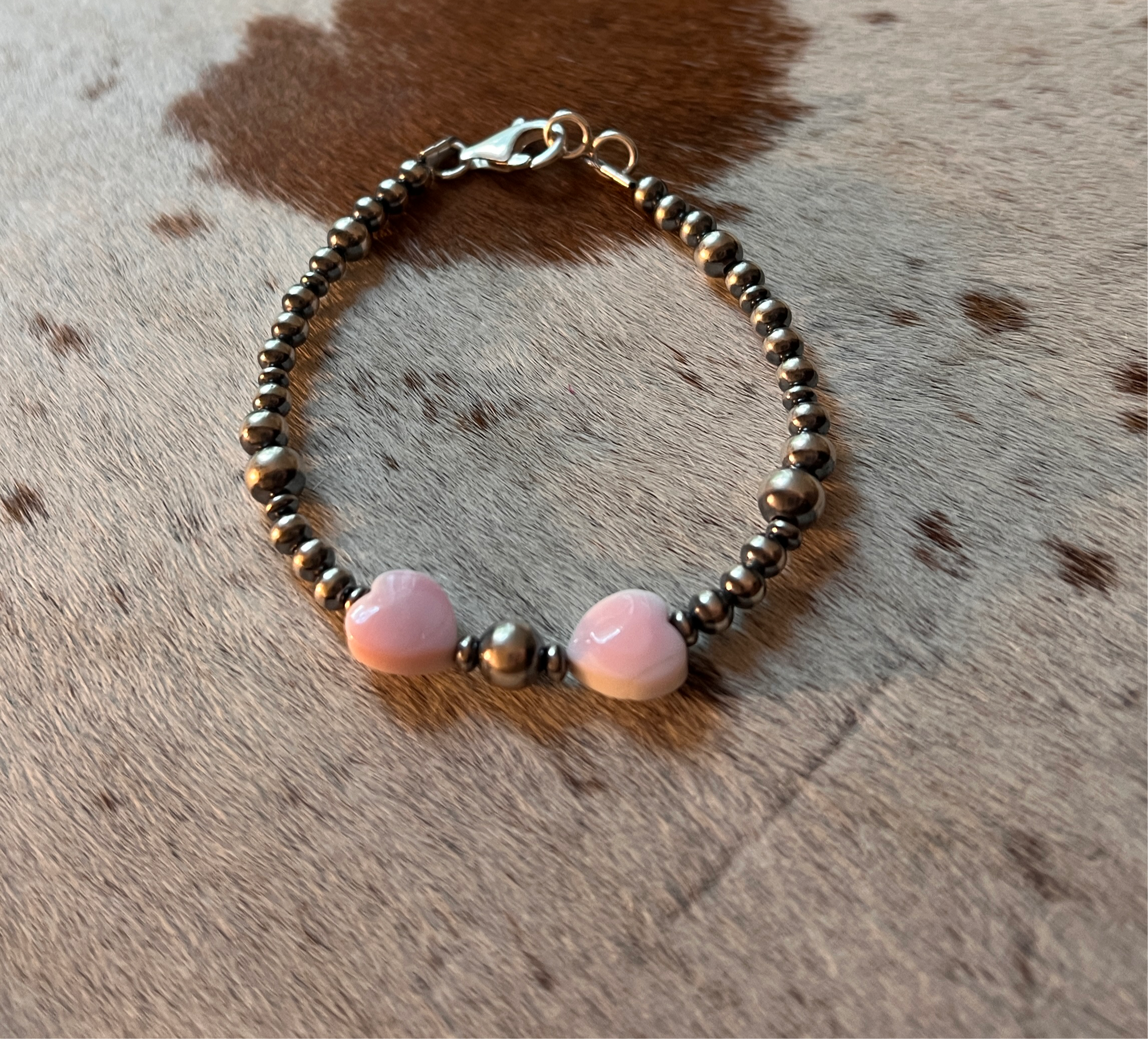 Graduated Navajo Pearl and Pink Conch Heart Bracelet