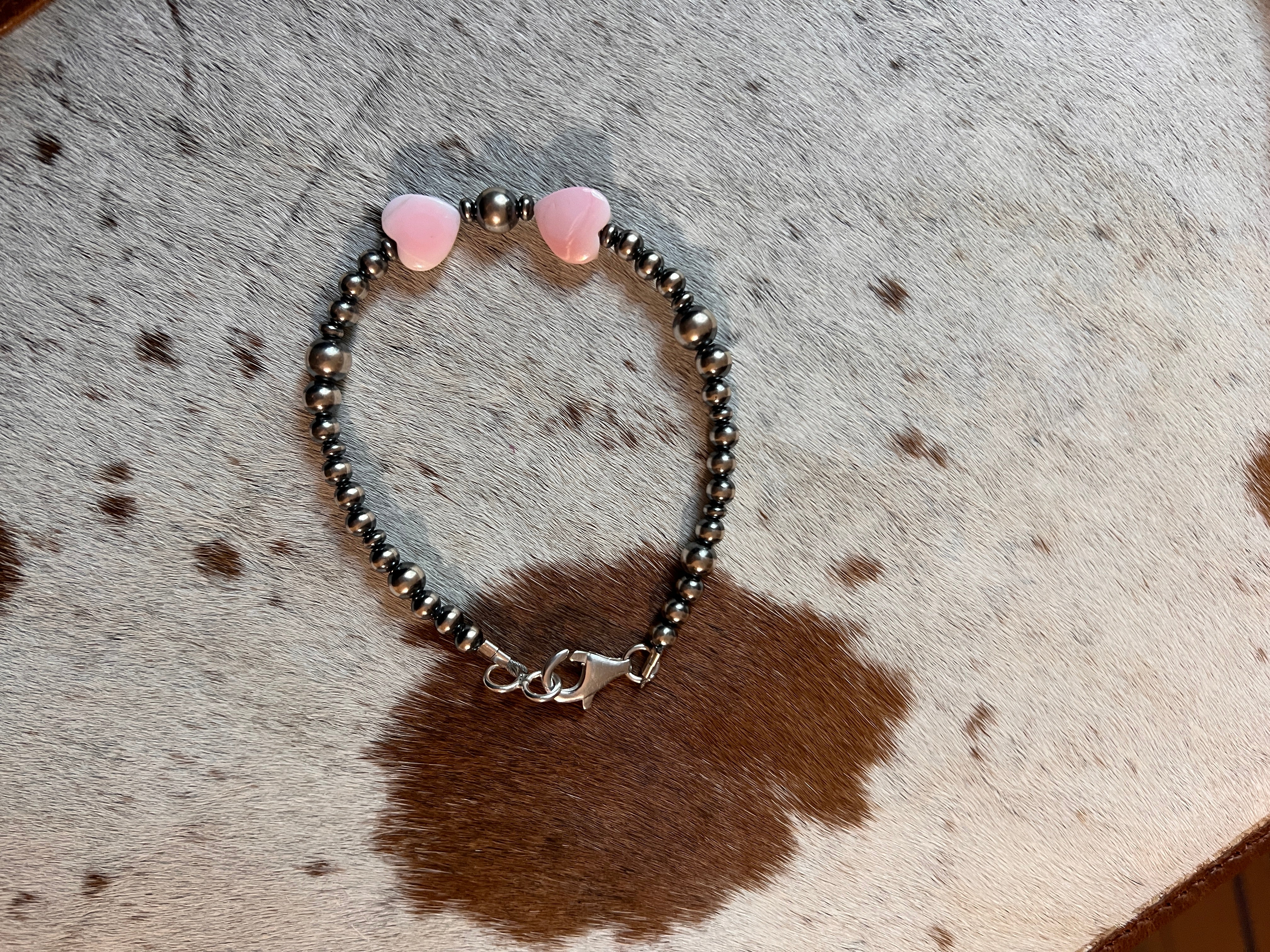 Graduated Navajo Pearl and Pink Conch Heart Bracelet