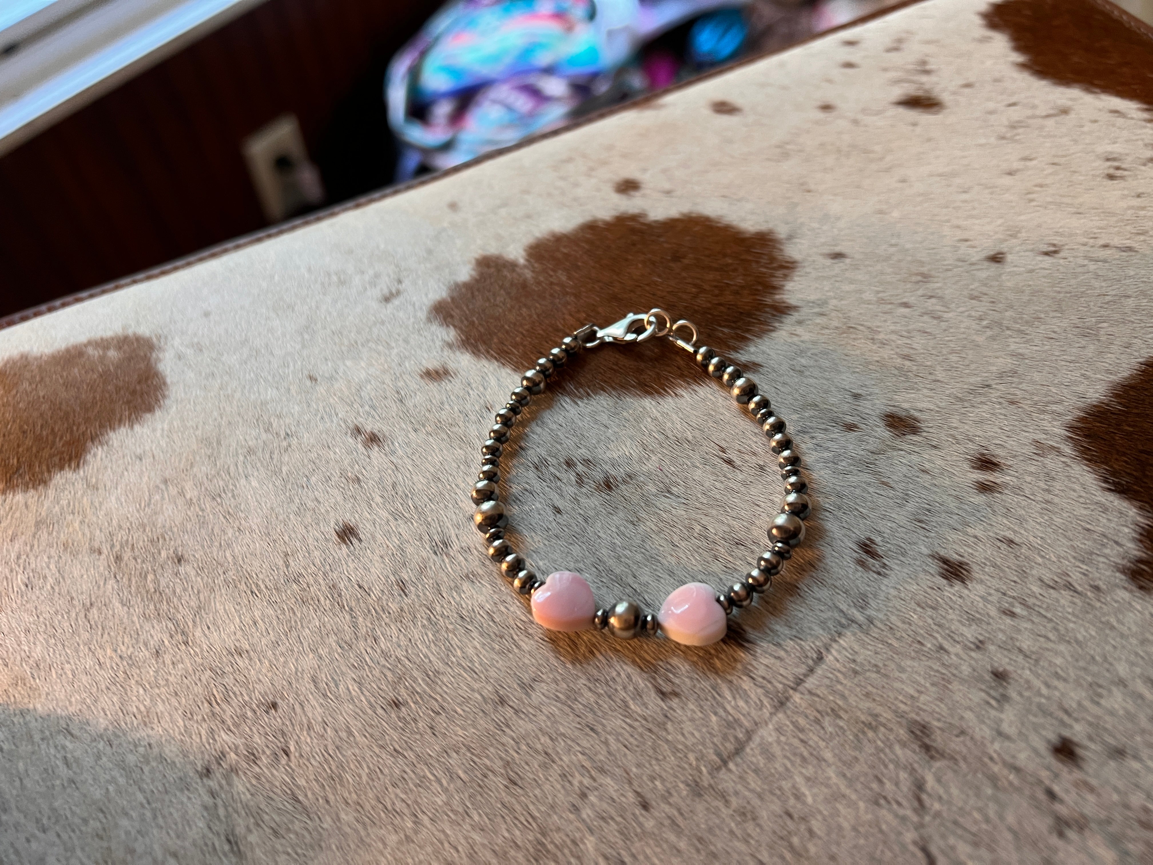 Graduated Navajo Pearl and Pink Conch Heart Bracelet