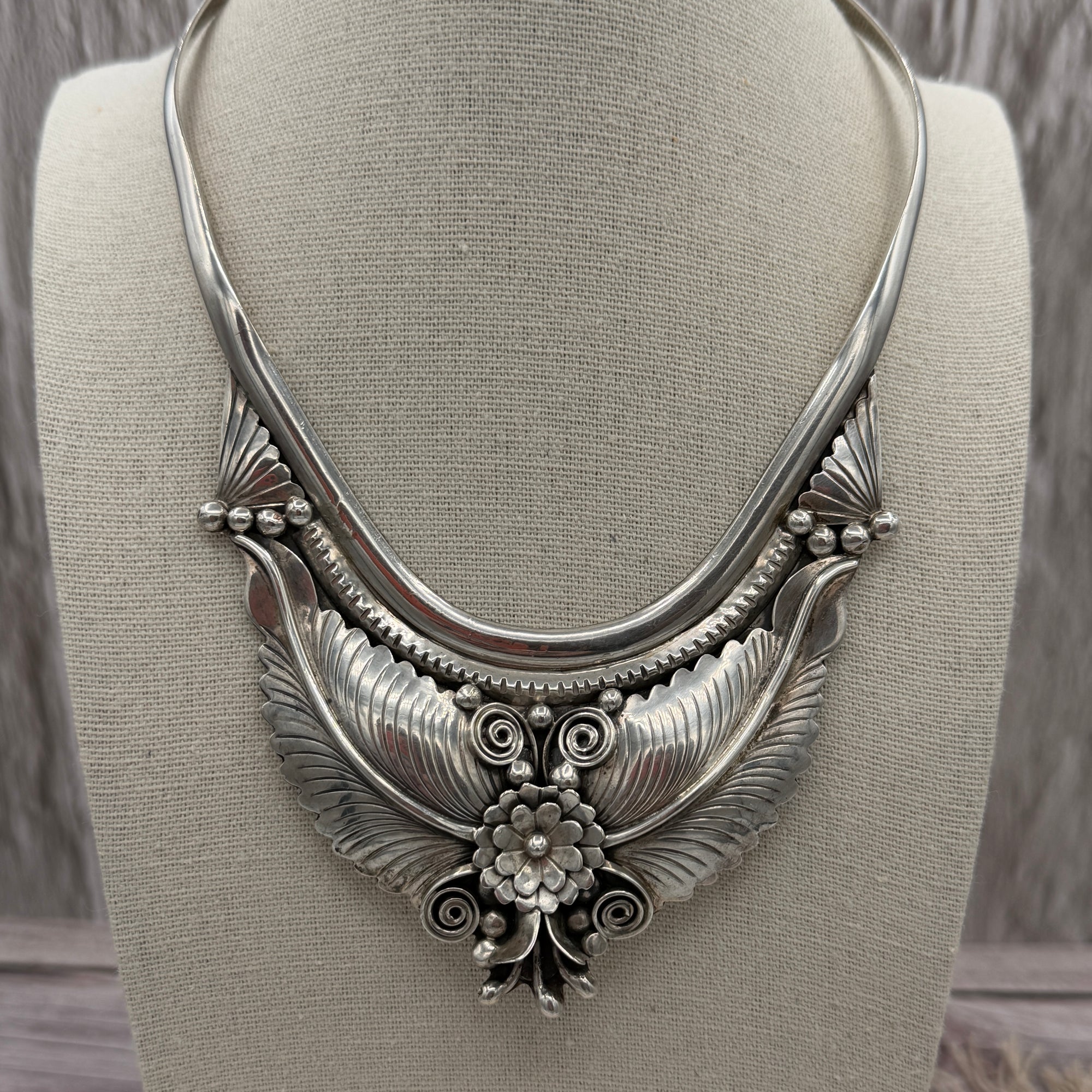 JW Toadlina 100g Immaculate Vintage Solid Sterling Silver Bib Necklace